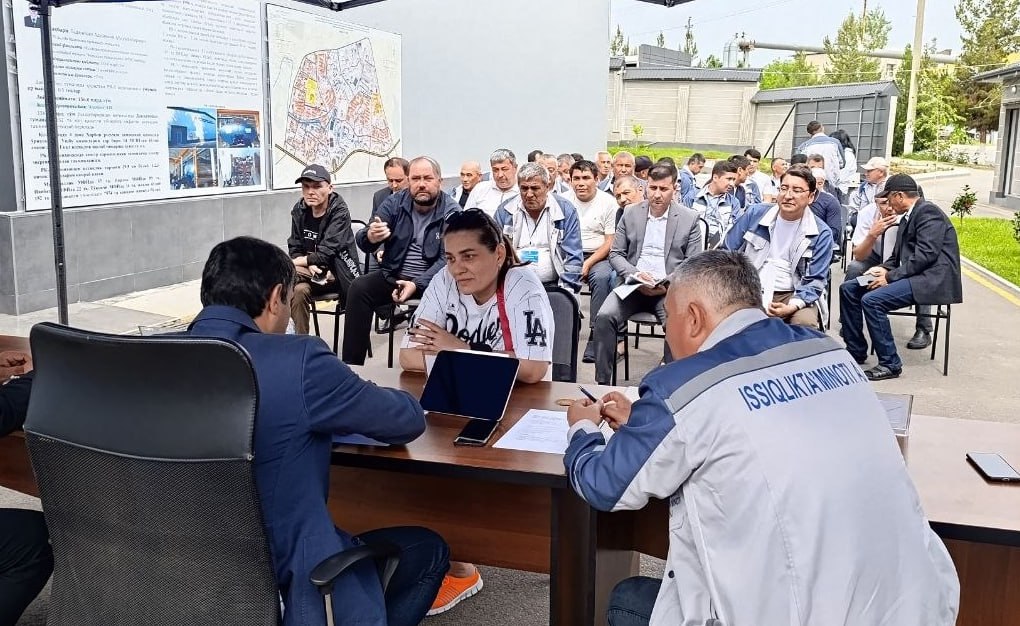 Bugun Namangan viloyatida “Issiqlik ta’minoti” AJ boshqaruv raisining birinchi o‘rinbosari Sherzod Sultonov aholi vakillari hamda korxona xodimlari bilan uchrashib, ularning murojaatlarini tingladi