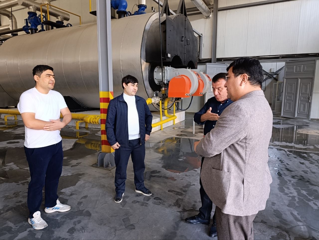 “Issiqlikta’minoti” AJ boshqaruv raisi Ilhom To‘rayev Samarqand shahrida fuqarolarning murojaatlarini qabul qildi