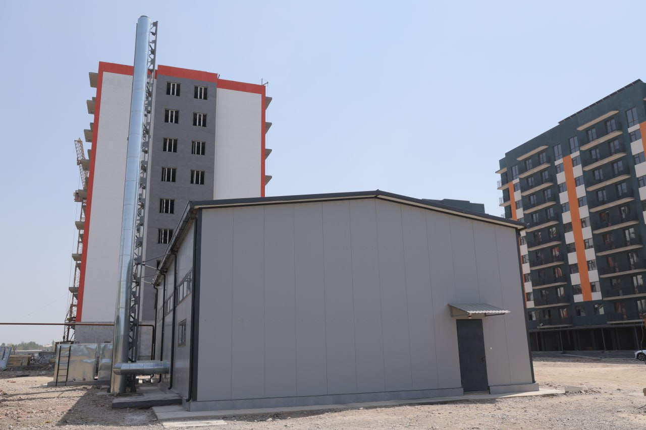Mavjud tizimlarni modernizatsiya va rekonstruksiya qilish, “Yangi O‘zbekiston” massivlaridagi ko‘p qavatli uylarni issiqlik energiyasi bilan ta’minlash ishlari amalga oshirilmoqda.